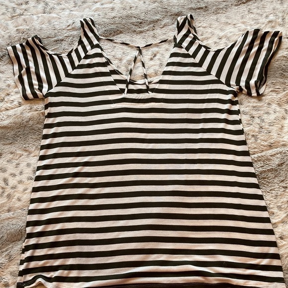 Cold shoulder top. Size M. - Picture 4 of 11
